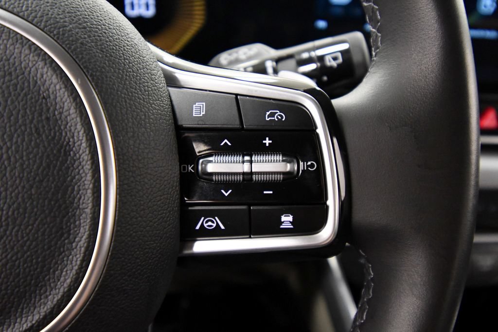 Certified 2026 Kia Carnival EX FWD image 22