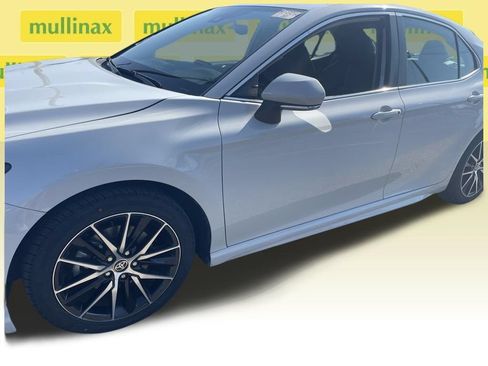 Used 2023 Toyota Camry SE FWD image 5