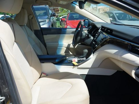 Used 2018 Toyota Camry LE FWD image 19