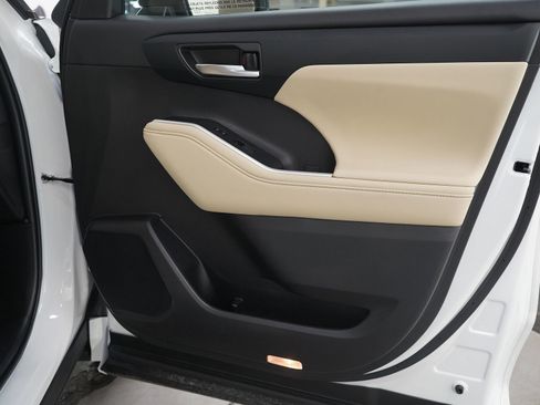 Used 2024 Toyota Highlander XLE image 9