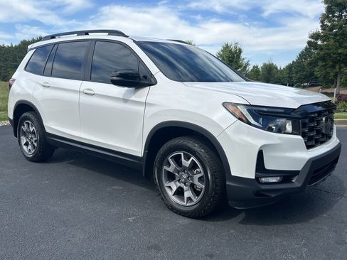 Used 2023 Honda Passport TrailSport image 2