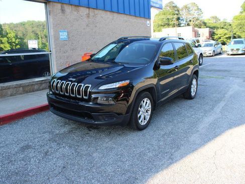 Used 2017 Jeep Cherokee Sport FWD image 3