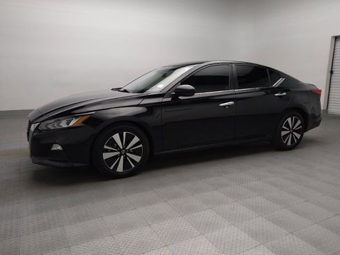 Used 2021 Nissan Altima 2.5 SV image 2