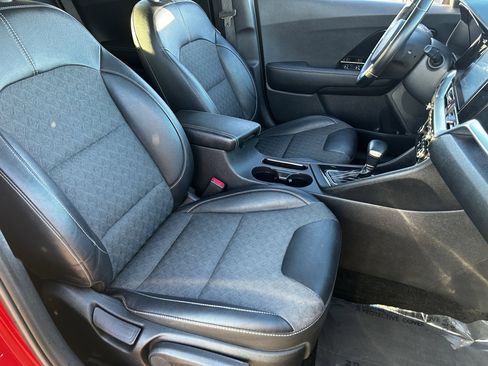 Certified 2022 Kia Niro LXS image 9
