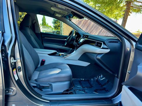 Used 2018 Toyota Camry LE FWD image 9