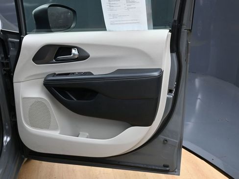 Used 2023 Chrysler Pacifica Touring-L FWD image 26