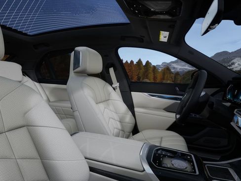 Used 2025 BMW i7 xDrive60 w/ Premium Package image 35