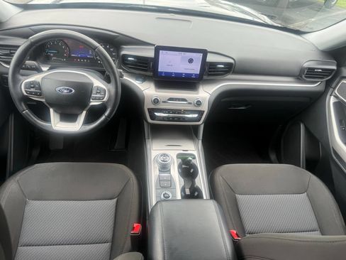 Used 2024 Ford Explorer XLT AWD/4WD image 3