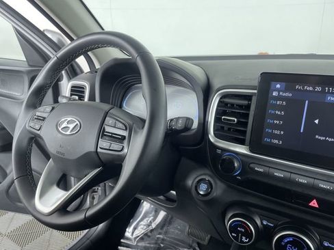 Used 2025 Hyundai Venue SEL image 28