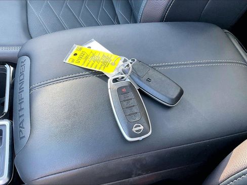 Used 2024 Nissan Pathfinder Platinum w/ Cargo Package image 11