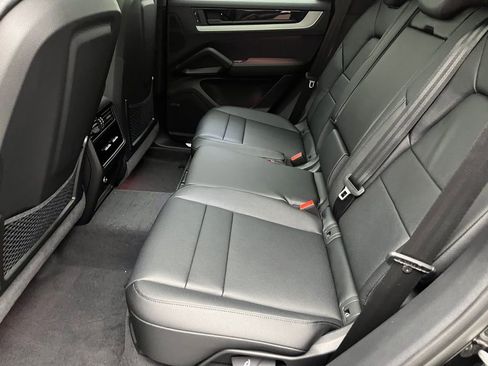 Used 2025 Porsche Cayenne image 25