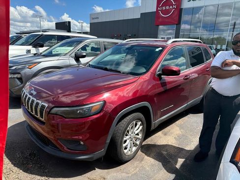 Used 2019 Jeep Cherokee Latitude w/ Popular Appearance Group FWD image 1