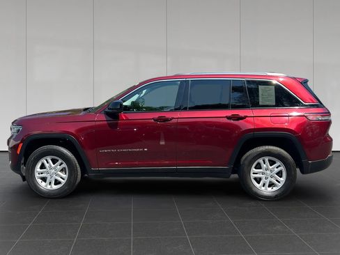 Used 2022 Jeep Grand Cherokee Laredo w/ Luxury Tech Group I AWD/4WD image 2