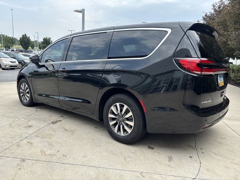 Used 2023 Chrysler Pacifica Touring-L FWD image 7