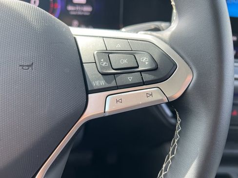 Used 2025 Volkswagen Tiguan SE image 17