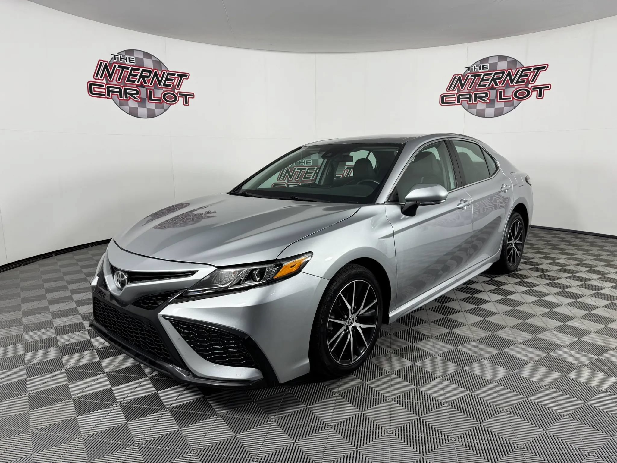 Used 2023 Toyota Camry SE FWD image 3