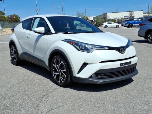 Used 2018 Toyota C-HR XLE FWD image 2