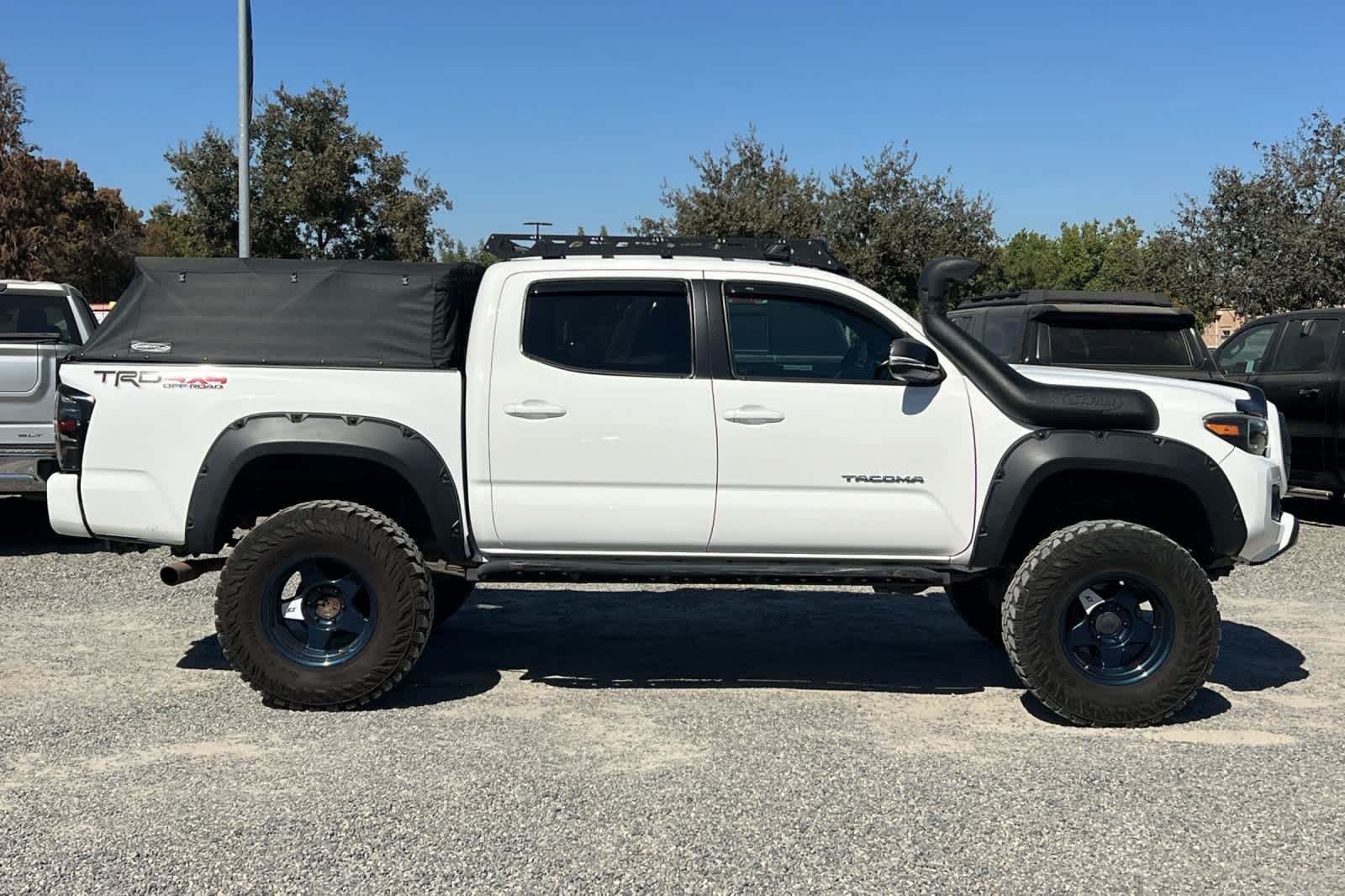 Used 2019 Toyota Tacoma TRD Off-Road w/ Technology Package AWD/4WD image 9