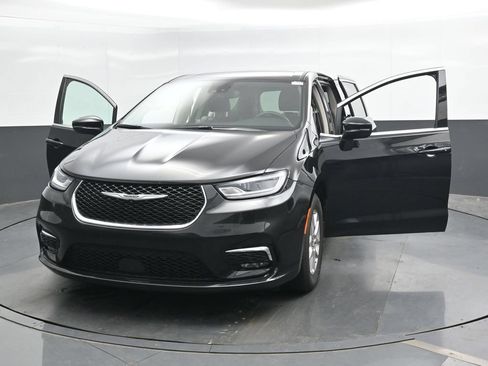 Used 2023 Chrysler Pacifica Touring-L FWD image 48