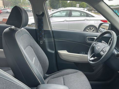 Used 2024 Hyundai Venue Limited FWD image 7
