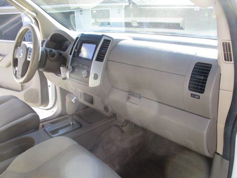 Used 2010 Nissan Frontier SE image 19