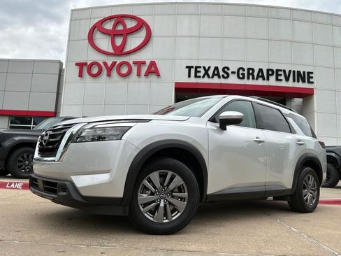 Used 2025 Nissan Pathfinder SV FWD image 2