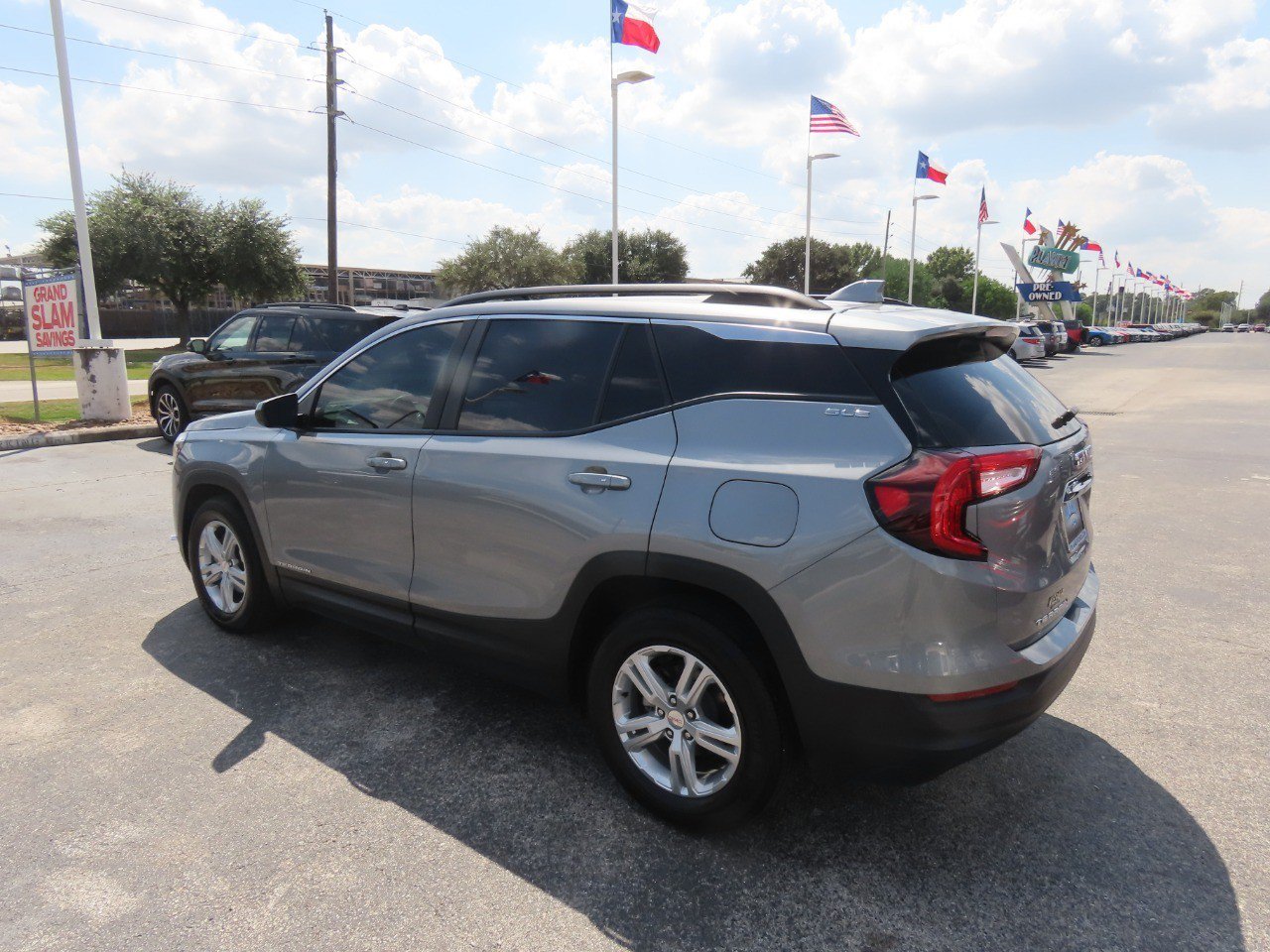 Used 2024 GMC Terrain SLE w/ Driver Convenience Package FWD image 17