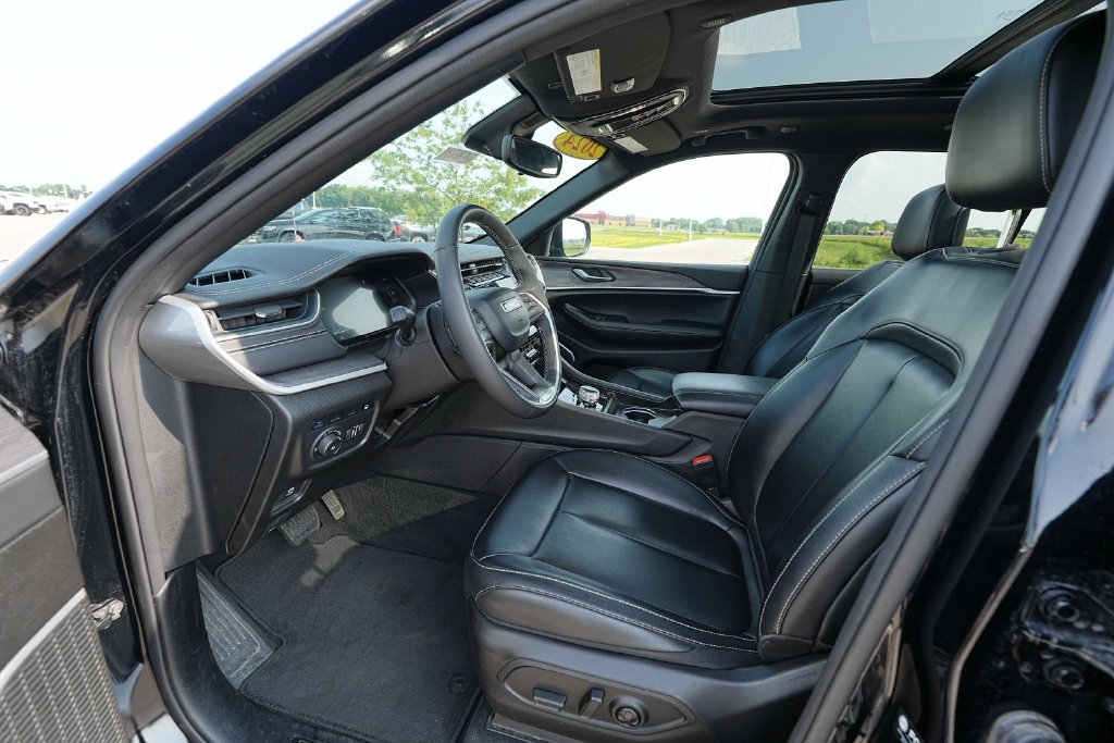 Used 2024 Jeep Grand Cherokee Limited 4xe AWD/4WD image 17