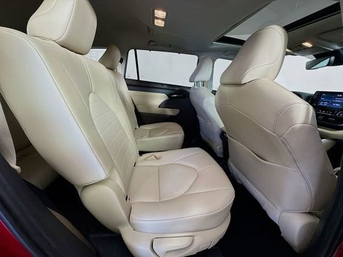 Used 2020 Toyota Highlander XLE FWD image 28
