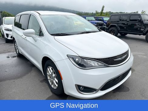 Used 2020 Chrysler Pacifica Touring w/ Cold Weather Group FWD image 2