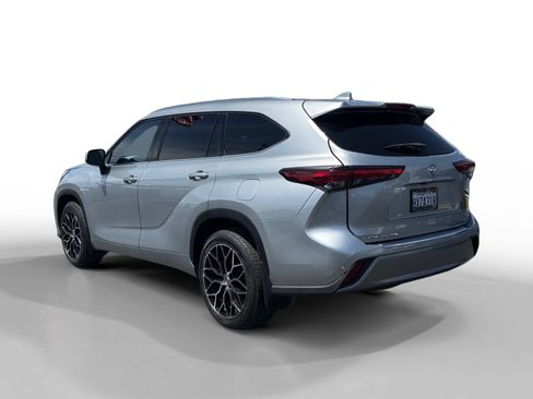 Used 2021 Toyota Highlander Platinum AWD/4WD image 3