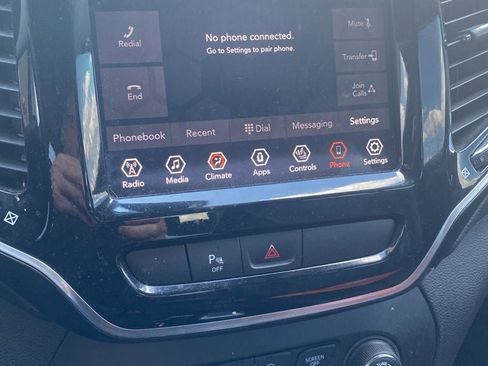 Used 2019 Jeep Cherokee Limited AWD/4WD image 2