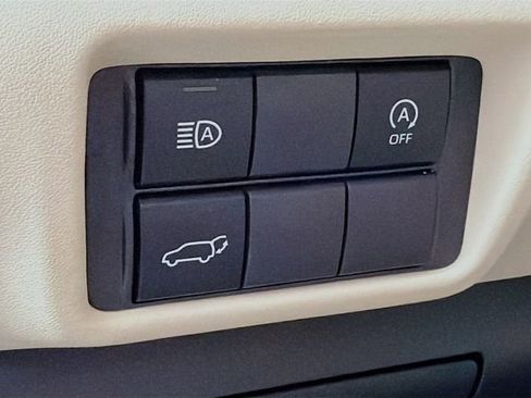 Used 2023 Toyota Highlander XLE AWD/4WD image 12