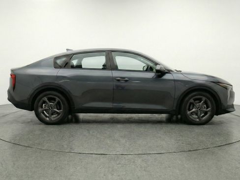 Used 2025 Kia K4 LXS image 11