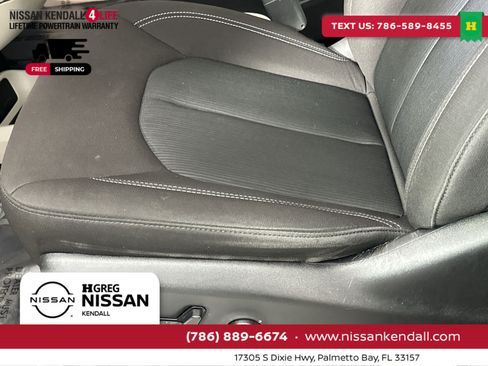 Used 2023 Chrysler Voyager LX image 16