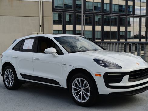 Certified 2025 Porsche Macan image 7
