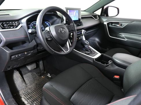 Used 2025 Toyota RAV4 SE image 4