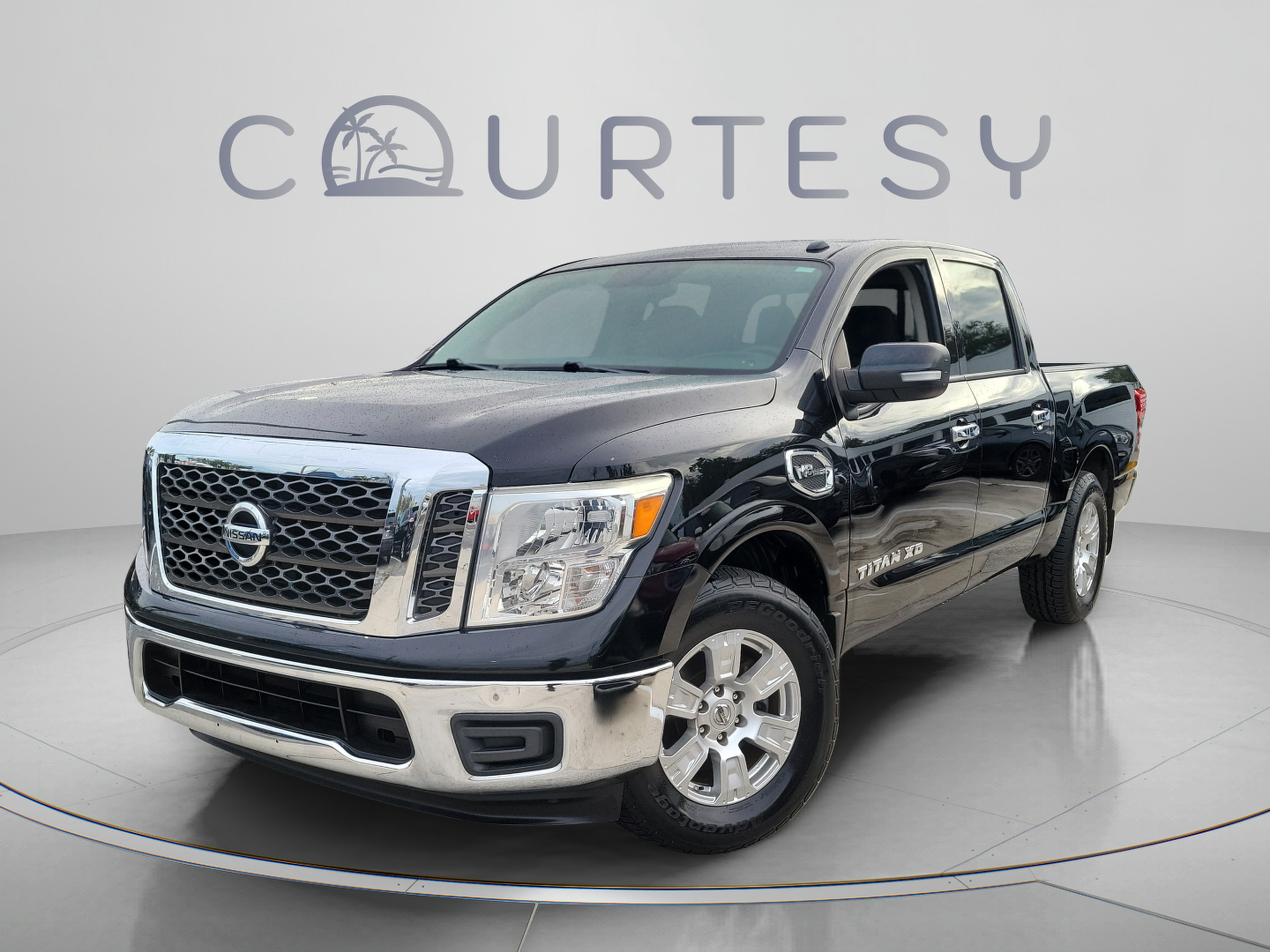 Used 2017 Nissan Titan SV RWD image 1