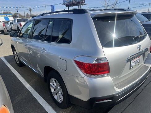 Used 2012 Toyota Highlander SE w/ Tow Pkg image 3