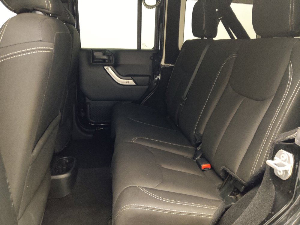 Used 2017 Jeep Wrangler Unlimited Sahara w/ Connectivity Group AWD/4WD image 18