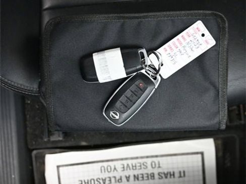 Used 2023 Nissan Rogue SL w/ SL Premium Package image 11