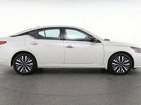 Used 2025 Nissan Altima 2.5 SV FWD image 11