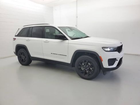 Used 2024 Jeep Grand Cherokee Altitude AWD/4WD image 4