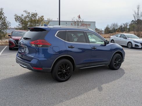 Used 2019 Nissan Rogue SV image 4