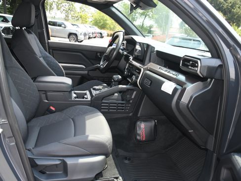 Certified 2025 Toyota Tacoma SR5 AWD/4WD image 19