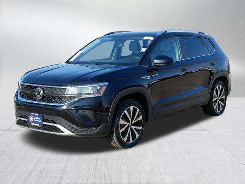 Used 2022 Volkswagen Taos SE w/ Panoramic Sunroof Package image 3