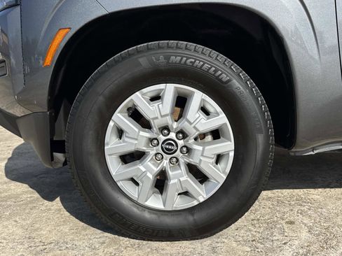 Used 2023 Nissan Frontier SV image 4