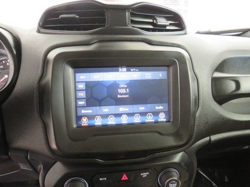 Used 2018 Jeep Renegade Latitude FWD image 19