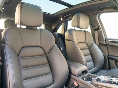 Certified 2026 Porsche Macan AWD/4WD image 27