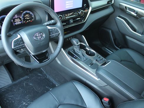 New 2026 Toyota Highlander Platinum image 26